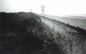 Op het strand wordt tijdens de mobilisatie een aangespoelde zeemijn tot ontploffing gebracht. (foto 32 november 1939)