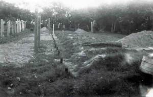 Oorlogsgraven op de algemene begraafplaats van Nes. Zo te zien is deze foto genomen in juli 1940 wanneer in een week tijd 27 slachtoffers na de slag bij Duinkerken op het eiland aanspoelen. Het merendeel van de slachtoffers werd op de Algemene Begraafplaats van Nes begraven. (foto 2 augustus 1940)