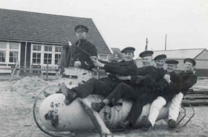 De mobilisatiemacht op Ameland maakt van de gelegenheid gebruik om met elkaar te poseren op een wellicht aangespoelde bom. Links zien we Gosling Postmus en geheel rechts Hendrik Nienhuis. (foto 22 oktober 1939)