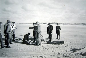 Op het strand wordt onder het toezicht van marine- , landmacht-, en politiepersoneel munitie onschadelijk gemaakt. De foto is gemaakt tijdens de mobilisatie. (foto 23 augustus 1939)