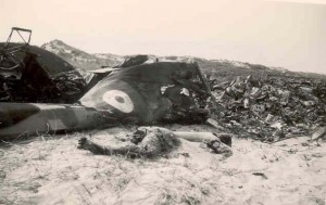 Wrak van de bommenwerper Short Stirling III BF457 LS-B die op 19 februari 1943 neerstortte op het Neerlands Reid aan de oostkant van Ameland. Alle 8 bemanningsleden kwamen om het leven. Het toestel werd door een nachtjager neergeschoten. (foto 12 februari 1943