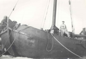Gooi Visser aan boord van het beurtschip "Broedertrouw" tijdens een oorlogswinter. Het schip ligt in de Ballumerbocht. Vandaar voer men op Harlingen, Leeuwarden en Amsterdam. Tijdens de oorlog werden onderduikers naar het eiland gebracht maar ook werden "illegale" goederen van en naar het eiland getransporteerd. (foto 23 november 1943)
