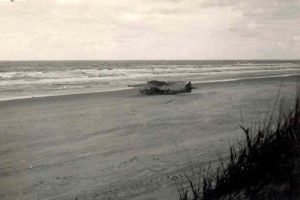 Het wrak van de Duitse Dornier DO-18D M2+LK die in september 1943 door Nederlandse vliegtuigen werd gedwongen tot het maken van een noodlanding bij Ameland. Het wrak lag 45 jaar op het strand van Ameland. Pas in 1984 werden de resten opgeruimd. (foto 30 september 1940)