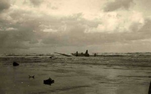 Het wrak van de Avro Manchester bommenwerper, die op 8 september 1941 een geslaagde noodlanding maakte, ligt in de branding op het strand. (foto 30 september 1941)