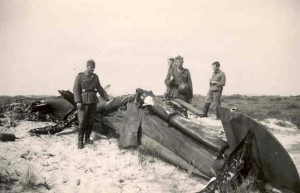 Wrak van Britse bommenwerper Short Stirling, neergestort op 19 februari 1943, trekt de aandacht van Duitse soldaten. Bij de crash kwamen alle 8 bemanningsleden om het leven. Het toestel werd door een nachtjager neergeschoten. (foto 30 maart 1943)