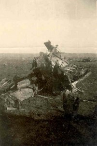 Vermoedelijk is dit een foto van een deel van het wrak van de Short Stirling die op 19 februari 1943 gecrasht is op het Neerlands Reid. De witte band op de foto zou sneeuw kunnen zijn. Dit is echter op andere foto's van deze crash niet te zien. Het zou dus een ander toestel kunnen zijn. 