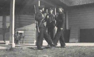 Een drietal manschappen van de Kriegsmarine lopen wacht bij het gebouw "Excelsior" te Nes. Het vakantiegebouw was in gebruik als verblijf voor de bezettingsmacht. (foto 25 april 1942)