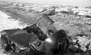 Brokstuk van de op 12 maart 1942 door nachtjager piloot Oberleutnant Ludwig Becker neergeschoten Whitworth Whitley V Z9227 GE-R. Alle 5 bemanningsleden kwamen bij de crash om het leven. Het toestel stortte neer in de Waddenzee nabij de Ballumerbocht op Ameland.
