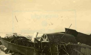Wrakstukken van de gecrashte Whitworth Whitley V Z9227 GE-R die op 12 maart is neergeschoten door nachtjagerpiloot Oberleutnant Ludwig Becker van 4./NJG1 te Leeuwarden. De 5 bemanningsleden van de bommenwerper kwamen om het leven. Vanaf 1942 werden dit type 2-motorige (lichte) bommenwerpers niet meer ingezet voor bombardementsvluchten. Ze werden vooral gebruikt voor verkenningsvluchten. Een van de laatste bombardementsvluchten met dit toestel is de bemanning dus noodlottig geworden. Het toestel, opgestegen van Linton-on Ousse was op weg naar Emden. (foto 16 maart 1942)
