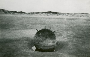 Aangespoelde zeemijn op het strand. (foto 29 augustus 1940)